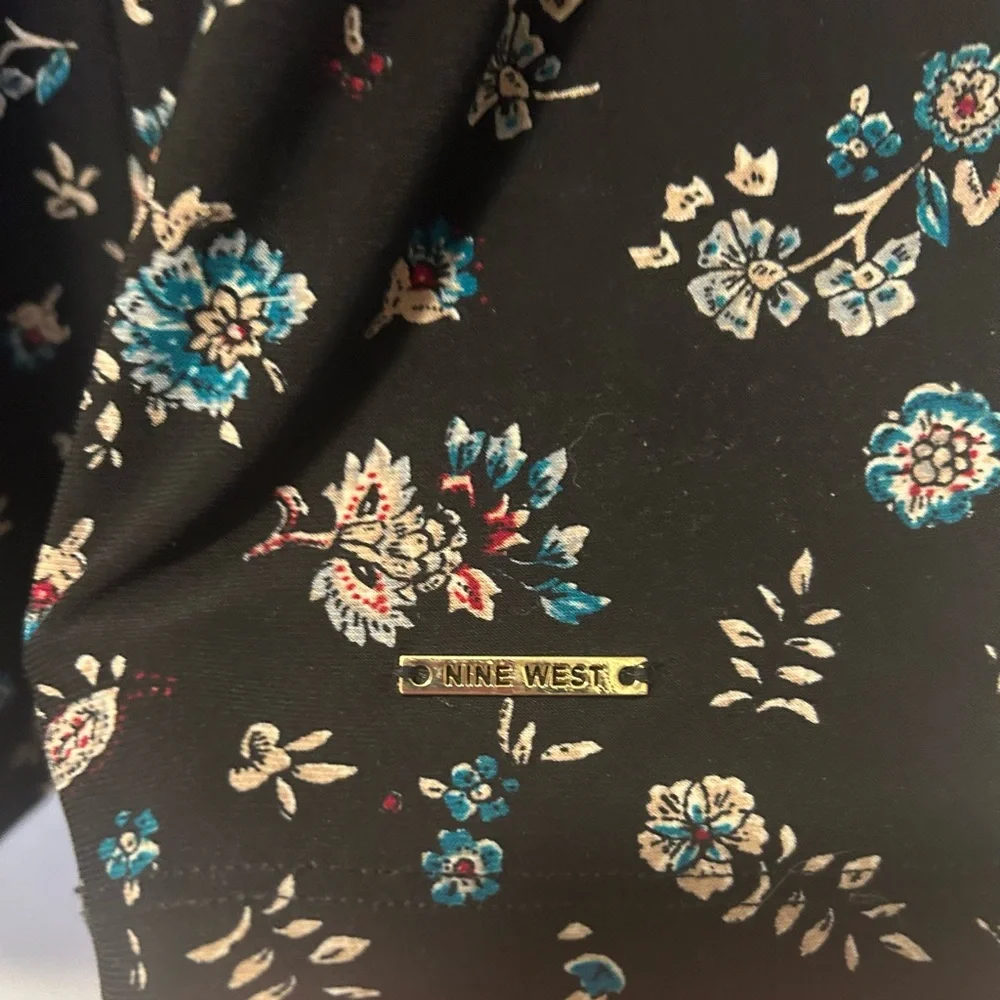 Nine West Black and Floral Women's Top- Size Medium - Picture 8 of 9